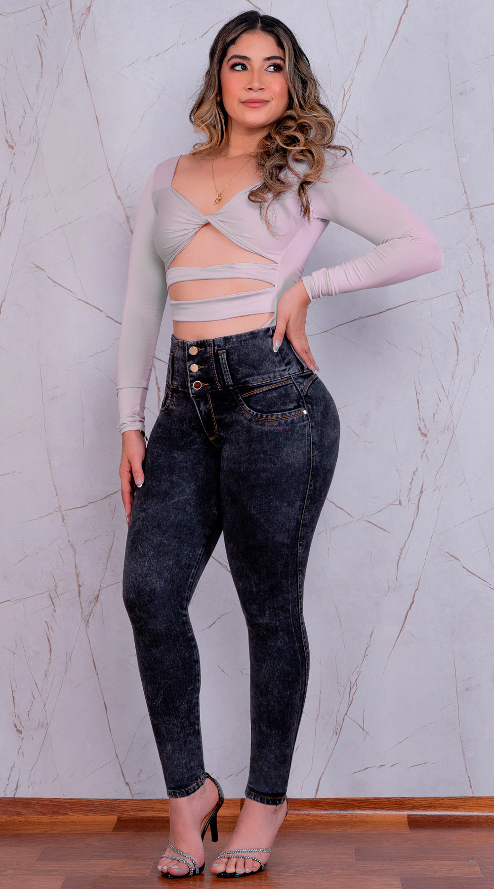JEAN ELASTICO TIRO ALTO PUSH-UP GRIS OSCURO