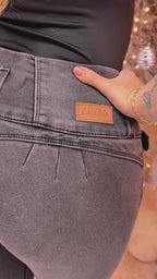 JEAN ELASTICO TIRO ALTO PUSH-UP GRIS